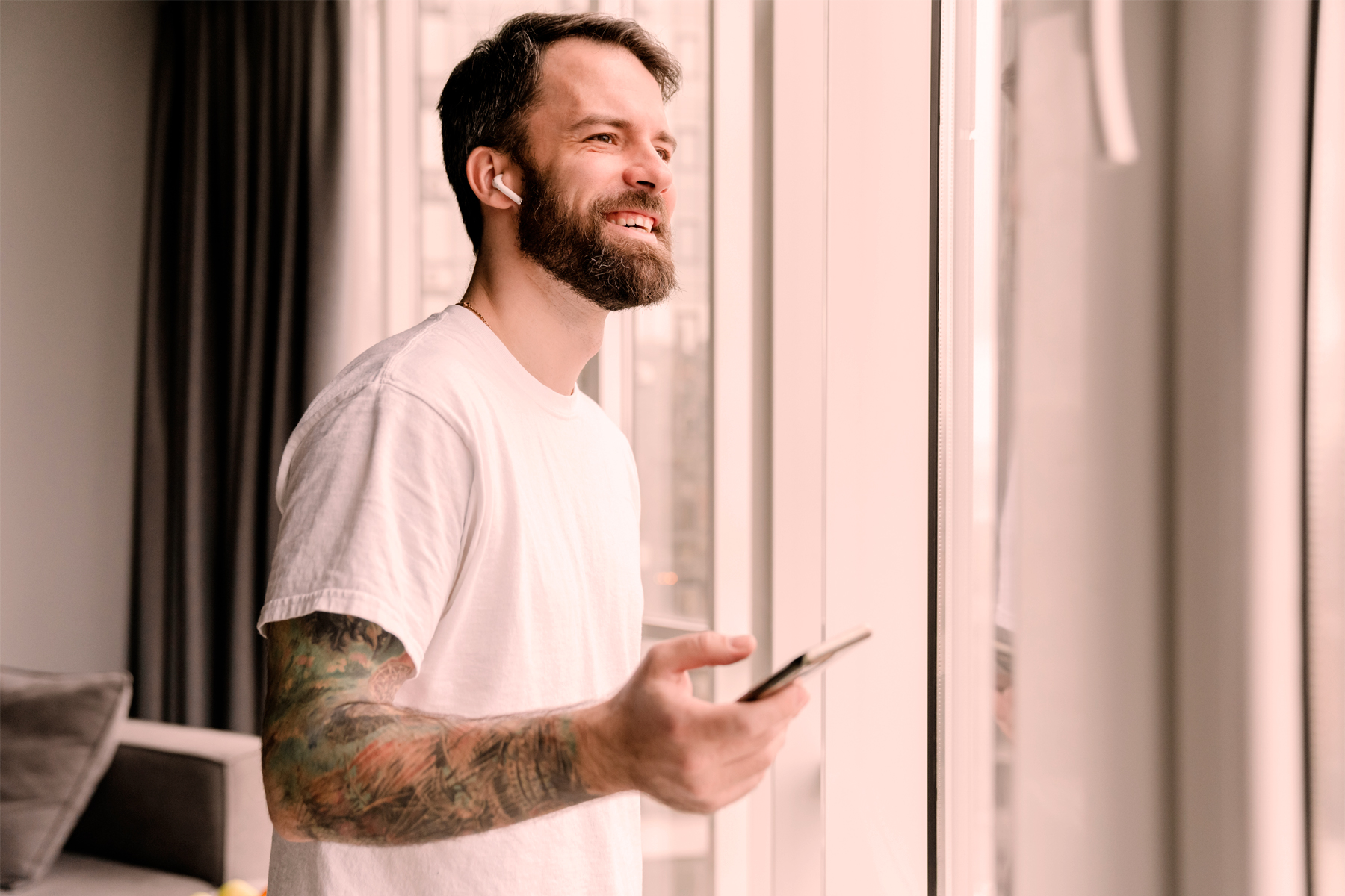 Hombre joven feliz y sonriente